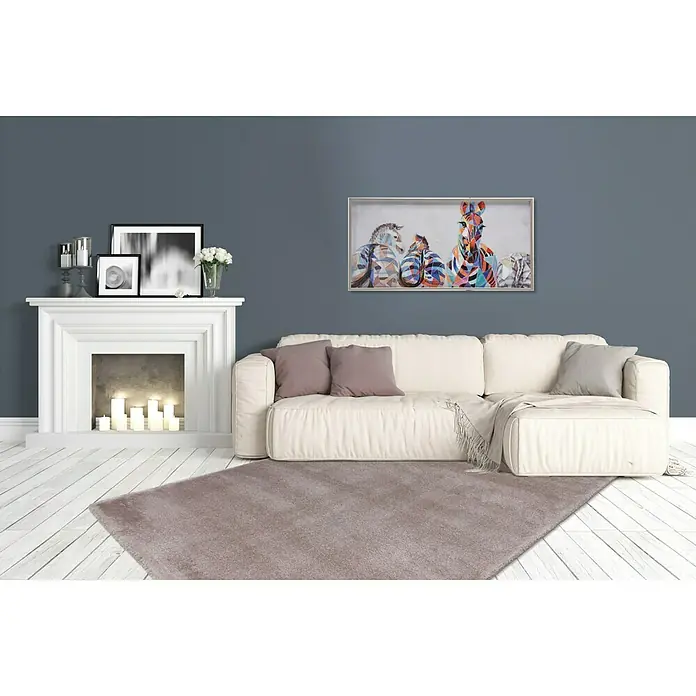 Kurzflorteppich Softtouch - Beige, 230 x 160 cm, 100 % Polypropylen (Flor) - Ein modernes Wohnzimmer mit einem flauschigen, lila Teppich, einem weißen Sofa und einem farbenfrohen Zebra-Wandbild.