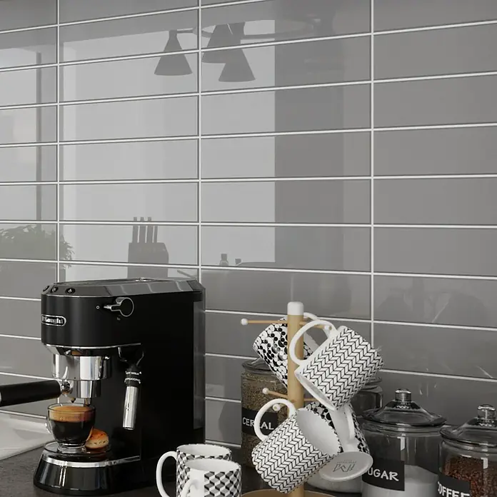 Modern Style Wandfliese Urban Gris - 7,5 x 30 cm, Grau, Glänzend - Nahaufnahme einer stilvollen Küche mit grau glänzenden Metrofliesen an der Wand, die ein modernes und elegantes Ambiente schaffen.