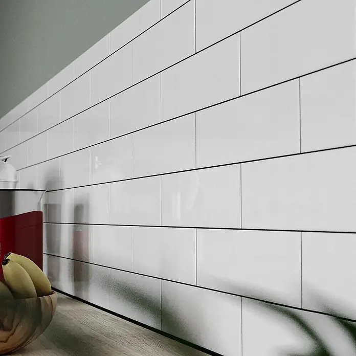 Modern Style Wandfliese Emotion Branco 500 - 9,8 x 29,8 cm, Weiß, Glänzend - Nahaufnahme einer weißen, glänzenden Fliesenspiegel in der Küche mit Bananen in einer Holzkiste und einem Wasserkocher.
