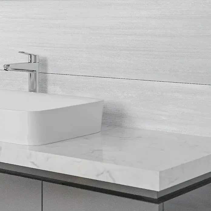 Wandfliese Layers Base Gris - 30 x 90 cm, Grau, Matt - Elegantes Waschbecken mit Armatur auf einer Marmorplatte, die ein modernes und stilvolles Badezimmerdesign verkörpert.