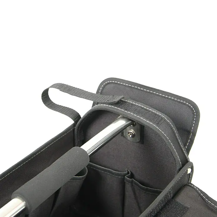 Hepco & Becker Werkzeugtasche Profi-Installateurtasche 5858 - L x B x H: 200 x 400 x 240 mm, Polyester - Detailaufnahme einer grauen Werkzeugtasche mit silbernem Griff und praktischen Fächern. Ideal zur Aufbewahrung und zum Transport von Werkzeugen.