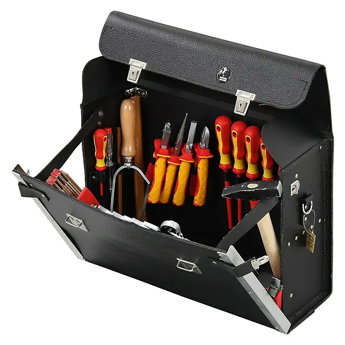 Hepco & Becker Werkzeugtasche Favorit 7126 - Innenmaß: B x T x H: 470 x 160 x 310 mm, Leder - Eine schwarze Werkzeugtasche aus Leder mit verschiedenen Werkzeugen darin, wie Schraubenziehern und Zangen.