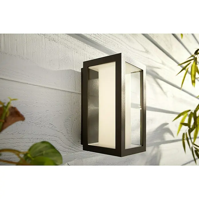 Philips Hue LED-Außenwandleuchte Impress - 8 W, 14,1 x 12 x 24 cm, Schwarz, IP44 - Eine moderne, rechteckige Außenwandleuchte mit einem schlanken, dunklen Rahmen und einem diffusen, vertikalen Lichtelement, das eine elegante Beleuchtung bietet.