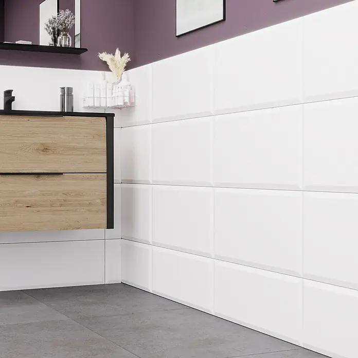 Wandfliese Metro XXL - 30 x 60 cm, Weiß, Matt - Das Bild zeigt ein Badezimmer mit einem Waschtisch aus Holz und weißen, rechteckigen Wandfliesen, die für ein modernes und sauberes Design sorgen.