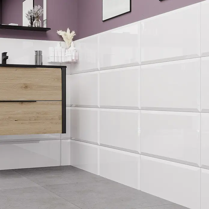 Wandfliese Metro XXL - 30 x 60 cm, Weiß, Glänzend - Modernes Badezimmer mit Waschtischunterschrank in Holzoptik und weißen Metrofliesen. Elegantes Design für Ihr Bad.