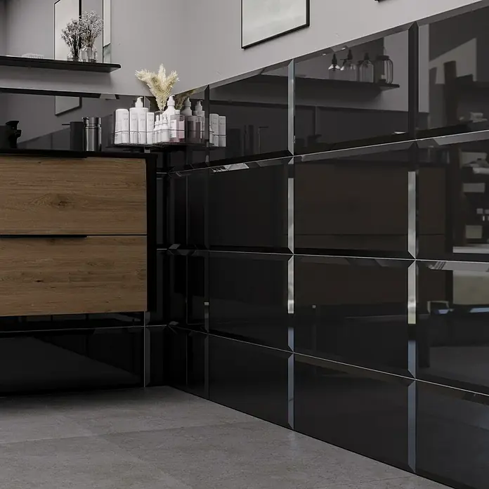 Wandfliese Metro XXL - 30 x 60 cm, Schwarz, Glänzend - Elegantes Badezimmer-Design mit glänzenden schwarzen Fliesen und einem Waschtisch aus Holz. Das moderne Interieur strahlt Luxus und Stil aus.