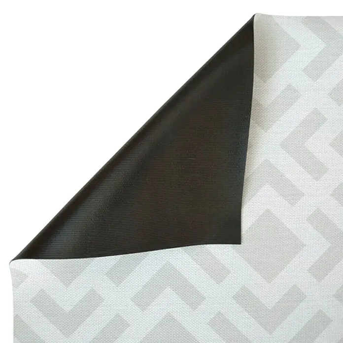 Alfombra de vinilo Living geométrica - Gris, 150 x 80 cm - Primer plano de una muestra de tela con un patrón geométrico y una esquina doblada que revela una superficie lisa y oscura.