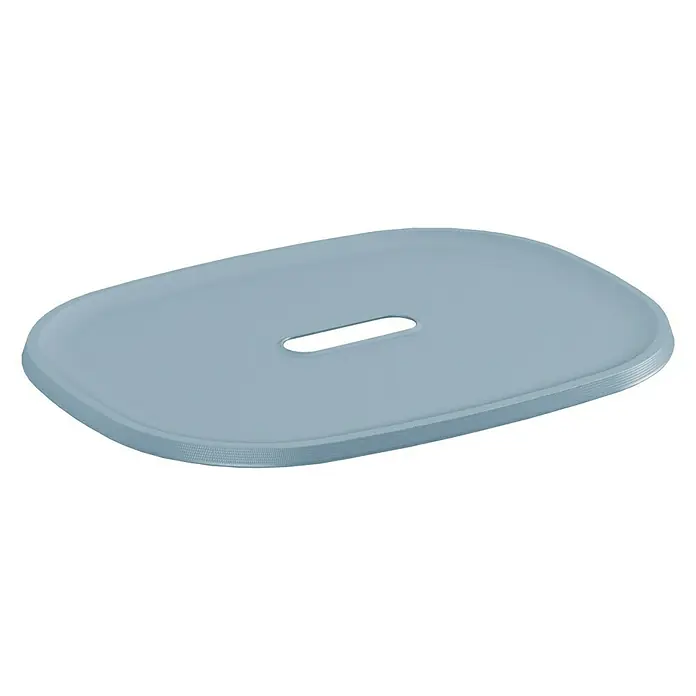 Keter Deckel Filo - Passend für: Keter Korb Filo M - L, Grau - Nahaufnahme eines blassblauen Stuhlsitzes mit einem Schlitz in der Mitte, der ein minimalistisches und modernes Design zeigt.