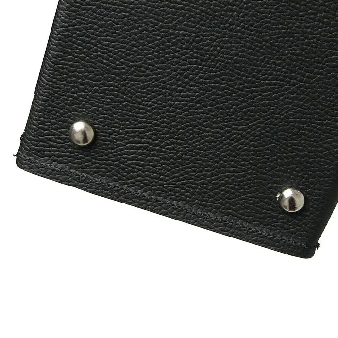 Hepco & Becker Werkzeugtasche Favorit 7199 - Innenmaß: B x T x H: 430 x 170 x 210 mm, Leder - Nahaufnahme eines schwarzen Lederportemonnaies mit silbernen Nieten und Nahtdetails für einen stilvollen Akzent.
