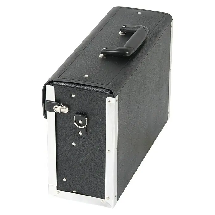 Hepco & Becker Werkzeugtasche Favorit 7120 - Innenmaß: B x T x H: 420 x 150 x 250 mm, Leder - Nahaufnahme eines schwarzen, lederbezogenen Aktenkoffers mit silbernen Akzenten und einem stabilen Griff auf einem weißen Hintergrund.