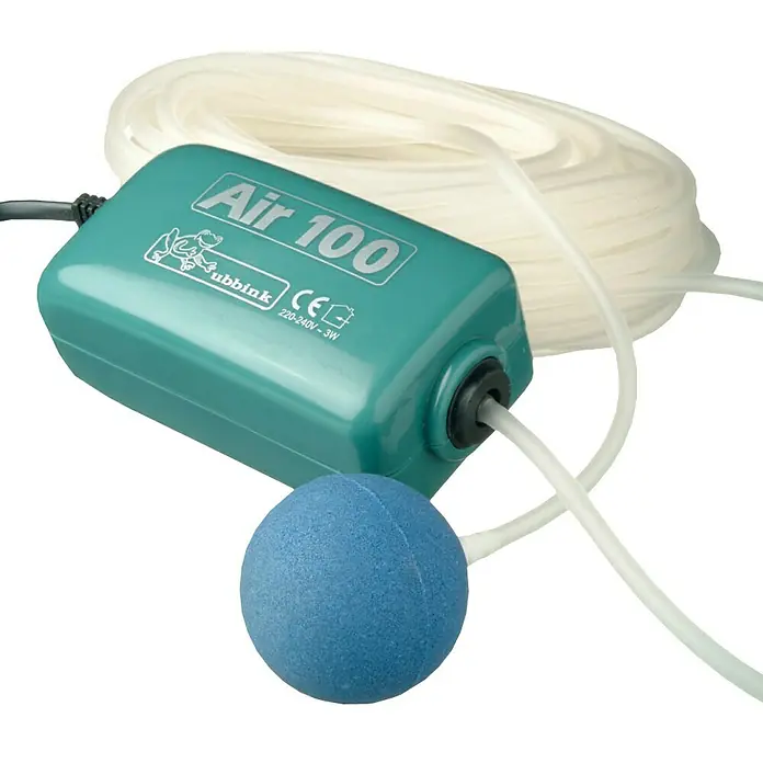 Ubbink Teichbelüfter - 3 W - Nahaufnahme einer Ubbink Air 100 Teichbelüftungspumpe mit Luftschlauch und Ausströmer.