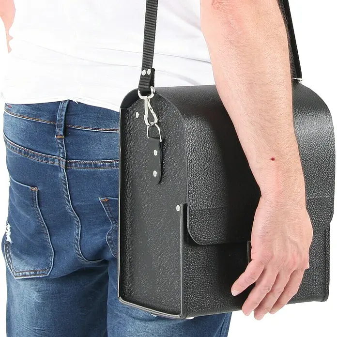 Hepco & Becker Werkzeugtasche Favorit 7118 - Innenmaß: B x T x H: 210 x 140 x 280 mm, Leder - Schwarze Tasche mit Schultergurt, getragen von einer Person in Jeans und weißem T-Shirt. Die Tasche hat eine genarbte Oberfläche.