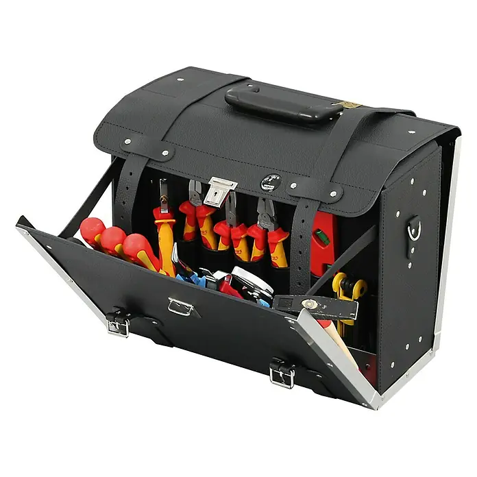 Hepco & Becker Werkzeugtasche Favorit 7121 - Innenmaß: B x T x H: 420 x 170 x 320 mm, Leder - Geöffnete Werkzeugtasche aus schwarzem Leder mit einer Vielzahl von Werkzeugen. Solide und zuverlässig für den professionellen Einsatz.