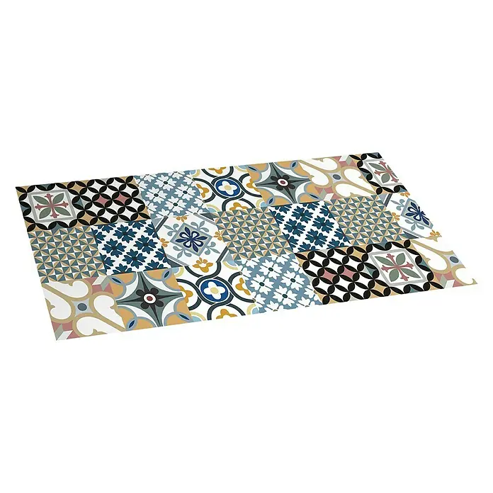 Alfombra de vinilo Croma Hidra - Multicolor, 110 x 50 cm - Una imagen detallada de una alfombra con un patrón de mosaico de azulejos en varios colores y diseños sobre un fondo negro.