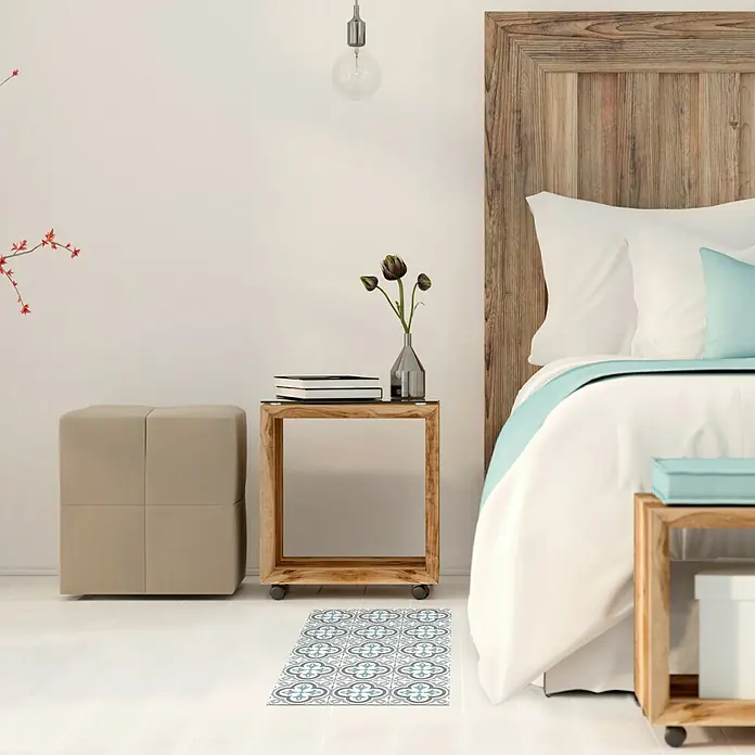 Alfombra de vinilo Croma Hidra topo - 75 x 45 cm - Dormitorio con taburete de madera, mesita con decoración y cama con detalles azules.