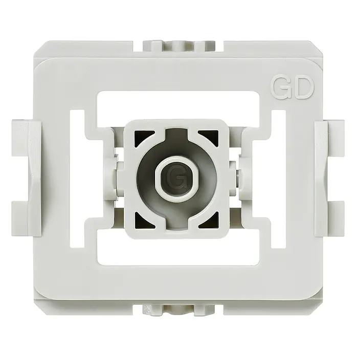 Homematic IP Adapter EQ3-ADA-GS - 1 Stk., Passend für: Gira Standard - Nahaufnahme einer weißen GD-Komponente, die ein komplexes, quadratisches Design mit zentralem G-Logo zeigt, perfekt für Detailanalysen.