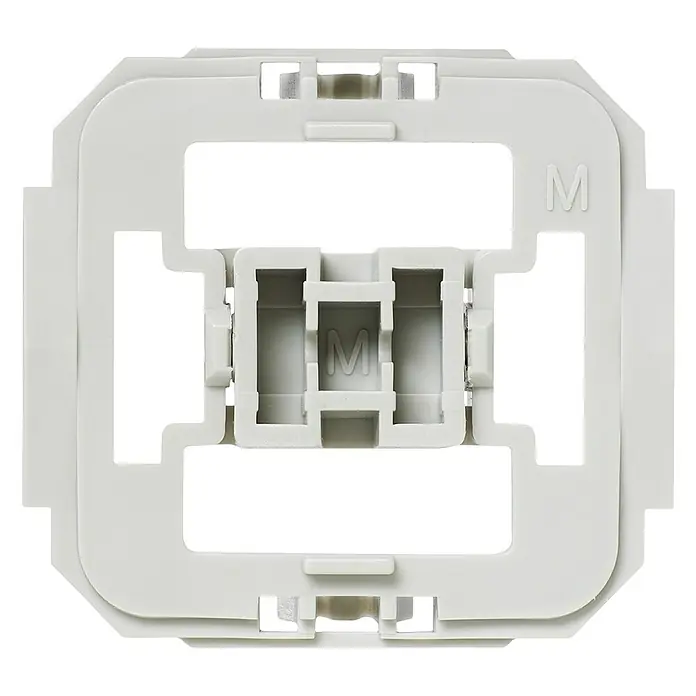 Homematic IP Adapter EQ3-ADA-ME - 1 Stk., Unterstützte Systeme: Homematic IP System - Nahaufnahme eines weißen Montageelements mit rechteckigen Öffnungen und dem Buchstaben "M", das ein elektronisches Produkt hervorhebt.