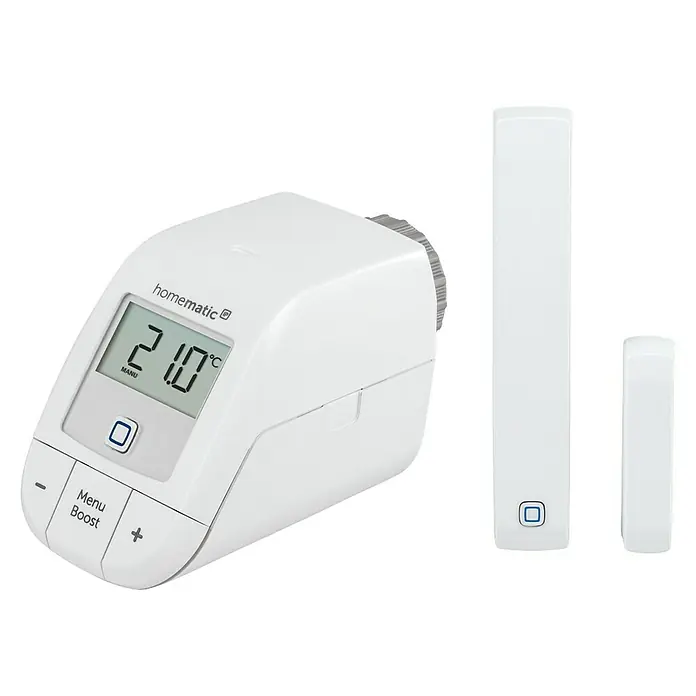 Homematic IP Starter-Set Heizen Easy Connect - 1 x Heizkörperthermostat, 1 x Fenster- und Türkontakt, 1 x Adapter Danfoss RA, 1 x Stützring, 1 x Montagematerial, 4 x Batterien, 1 x Bedienungsanleitung - Homematic Heizkörperthermostat mit Display, ein länglicher Sensor und ein kleinerer Sensor. Das Thermostat zeigt 21.0°C an.