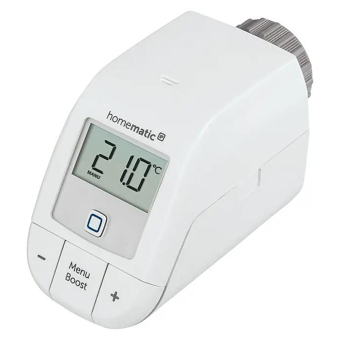 Homematic IP Starter-Set Heizen Easy Connect - 1 x Heizkörperthermostat, 1 x Fenster- und Türkontakt, 1 x Adapter Danfoss RA, 1 x Stützring, 1 x Montagematerial, 4 x Batterien, 1 x Bedienungsanleitung - Nahaufnahme eines Homematic IP Heizkörperthermostats mit digitaler Anzeige und Bedienknöpfen.
