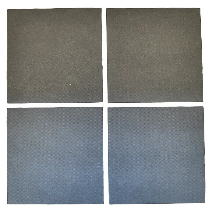 Kaldewei Antidröhn-Set - 4 Stk., Geeignet für: Duschwannen - Nahaufnahme von vier quadratischen, grauen Schallschutzplatten mit feiner Textur und sauber geschnittenen Kanten.