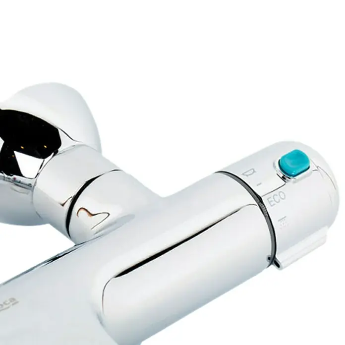 Roca Grifo termostático de bañera Mitos TT - Cromo - Primer plano de un grifo cromado brillante con un botón azul etiquetado como "ECO", que muestra un diseño moderno y ecológico.