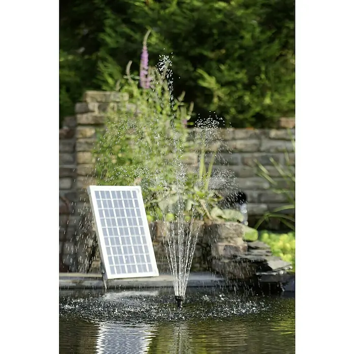 Ubbink Solar-Teichpumpen-Set 2500 - Fördermenge pro Std.: 2.480 l, 35 W - Ein Solarbrunnen mit Wasserspiel im Garten, betrieben durch ein kleines, rechteckiges Solarpanel.