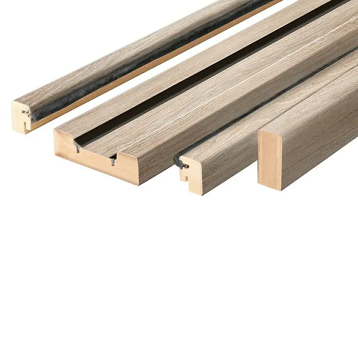 Solid Elements Set para puertas correderas Roble Gris - 95 mm x 2,2 m, Roble Gris, Madera - Primer plano de molduras de marcos de madera con un acabado gris, ideales para marcos a medida y proyectos de decoración.