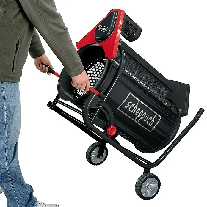 Scheppach Rollsieb RS350 - 250 W - Eine Person bedient einen Scheppach Gartenabfallverwerter mit Rädern. Er ist schwarz, rot und hat das Scheppach-Logo.