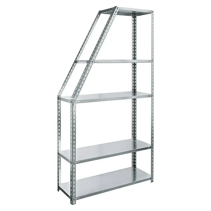 Regalux Winkelprofil - L x B x H: 4 x 4 x 250 cm, Verzinkt - Das Bild zeigt ein Regal mit vier silberfarbenen Regalböden und einem schrägen oberen Rahmen vor einem schwarzen Hintergrund.