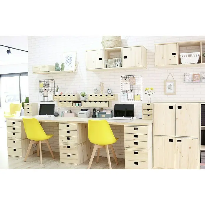 Astigarraga Dinamic Holz-Mehrzweckschrank - L x B x H: 33 x 70,8 x 105,4 cm, Holz - Büro mit Holzschreibtischen und gelben Stühlen, ergänzt durch Regale und Schränke im gleichen Holzton für Stauraum und ein harmonisches Arbeitsumfeld.