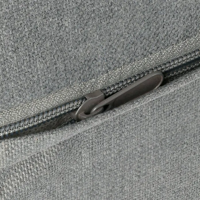 Sitzkissen - Polyester, Grau - Detailaufnahme eines grauen Kissens mit Reißverschluss, der die hochwertige Verarbeitung und einfache Handhabung hervorhebt.