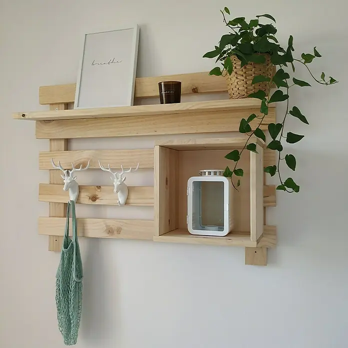 Astigarraga Adapter BTADAP.99 - L x B x H: 20 x 9,5 x 5 cm, Kiefernholz - Regal aus hellem Holz mit Dekorationen wie Geweih, Pflanze und Bilderrahmen. Ideal für eine gemütliche Wandgestaltung im Wohnbereich.