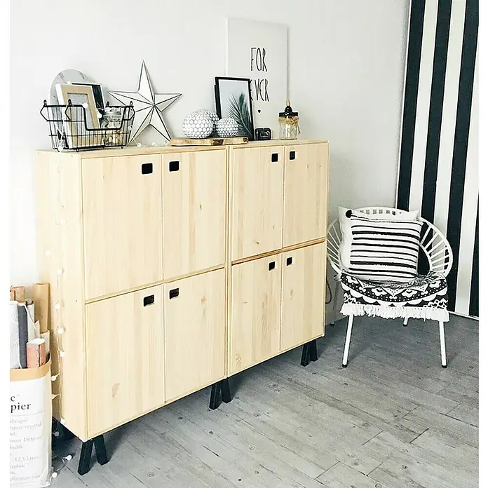 Astigarraga Dinamic Holz-Mehrzweckschrank - L x B x H: 33 x 70,8 x 105,4 cm, Holz - Ein modernes Schuhschrank aus hellem Holz mit vier Fächern und schwarzen Griffen, dekoriert mit stilvollen Accessoires.