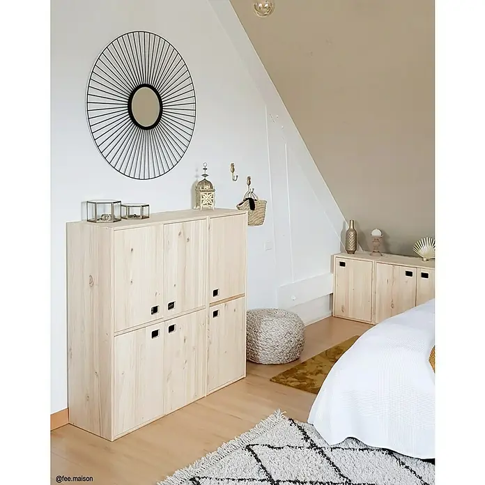 Astigarraga Dinamic Holz-Mehrzweckschrank - L x B x H: 33 x 70,8 x 105,4 cm, Holz - Helle Holzkommode mit Schubladen und Deko-Elementen, ergänzt durch einen runden Spiegel an der Wand.
