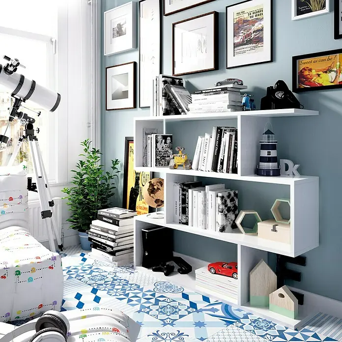 Dekit Estantería de madera Lis - Al x An x Pr: 96 x 110 x 25 cm, Número de baldas: 3 ud., Atornillado, Blanco - Una estantería blanca y moderna con libros, decoración y juguetes en una acogedora habitación infantil con acentos azules.