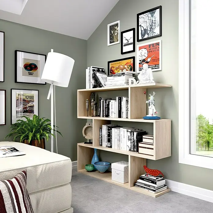 Dekit Estantería de madera Lis - Al x An x Pr: 96 x 110 x 25 cm, Número de baldas: 3 ud., Atornillado, Natural - Imagen de una estantería de madera clara con libros y elementos decorativos en una habitación elegante y moderna.