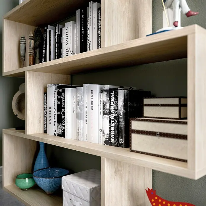 Dekit Estantería de madera Lis - Al x An x Pr: 96 x 110 x 25 cm, Número de baldas: 3 ud., Atornillado, Natural - Primer plano de una estantería de madera clara con libros y objetos decorativos, que muestra una estética hogareña elegante y moderna.