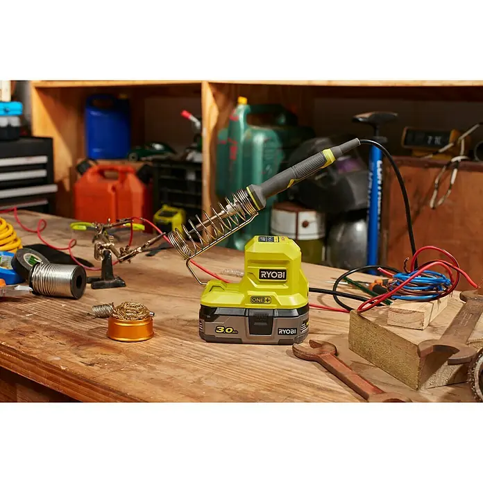 Ryobi ONE+ Soldador de puntos de batería R18SOI-0 - Apto para: Soldaduras finas - Soldador inalámbrico Ryobi con punta de soldadura y limpiador de bobina de alambre en un banco de trabajo.