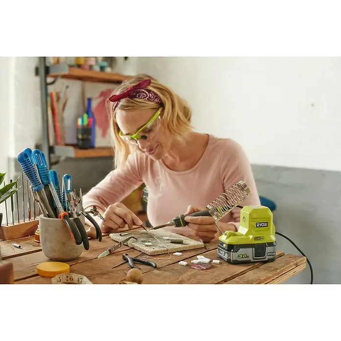 Ryobi ONE+ Soldador de puntos de batería R18SOI-0 - Apto para: Soldaduras finas - Mujer trabajando en joyería con un soldador Ryobi ONE+. La herramienta inalámbrica es perfecta para tareas detalladas.