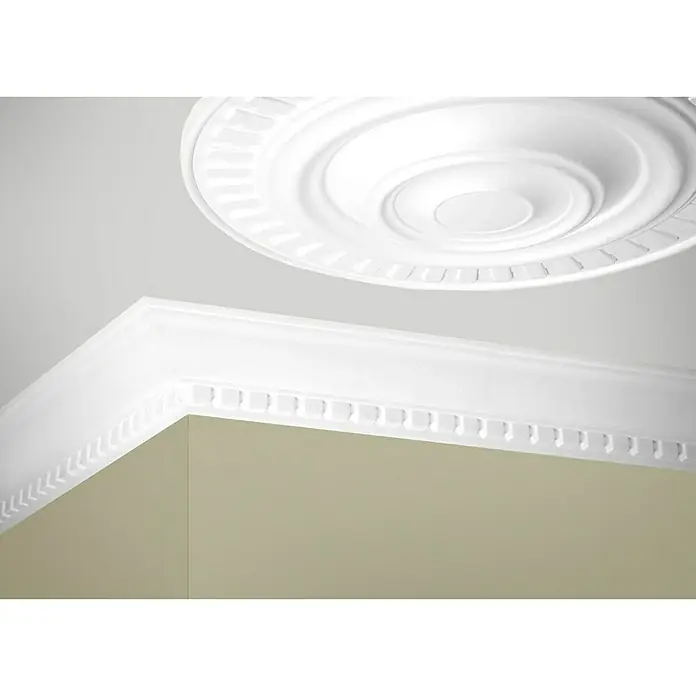Zierprofil Prestige Lisa - 200 x 6 x 7 cm, Expandiertes Polystyrol (EPS) - Die Aufnahme zeigt eine weiße Deckenrosette und eine weiße Zierleiste, die sich an der Wand befindet. Das Detail ist ideal für die Innenausstattung.