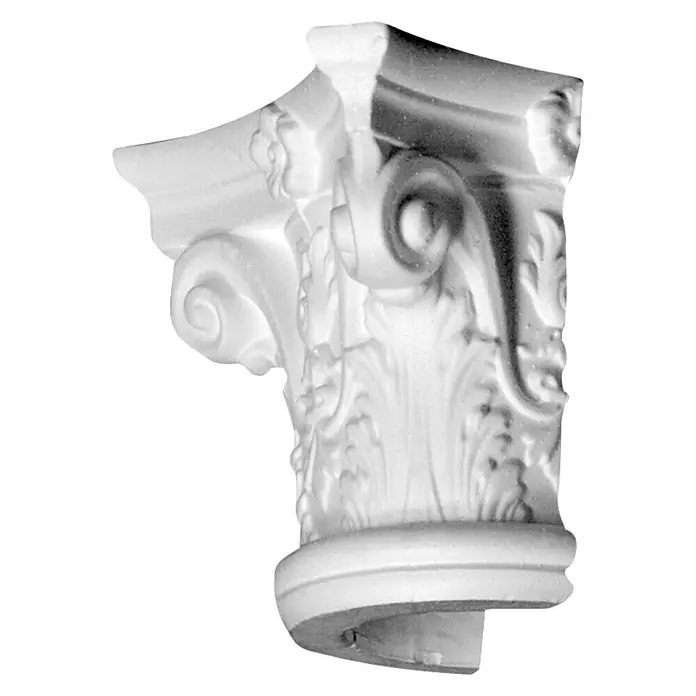 Dekoelement Halbsäule Kapitell D2/H - 18 x 30,5 cm, Expandiertes Polystyrol (EPS) - Detailaufnahme eines kunstvollen, weißen Kapitells mit floralen Verzierungen und spiralförmigen Elementen, isoliert auf Schwarz.