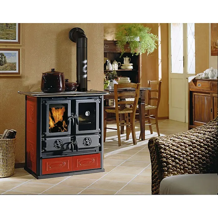 La Nordica Küchenherd Rosetta - 8,8 kW, Raumheizvermögen: 206 m³, Mit Holzfach, Schwarz/Bordeaux - Ein traditioneller Holzofen in Rot und Schwarz mit Kochfläche und sichtbarem Feuer im Brennraum, ideal für rustikale Küchen.