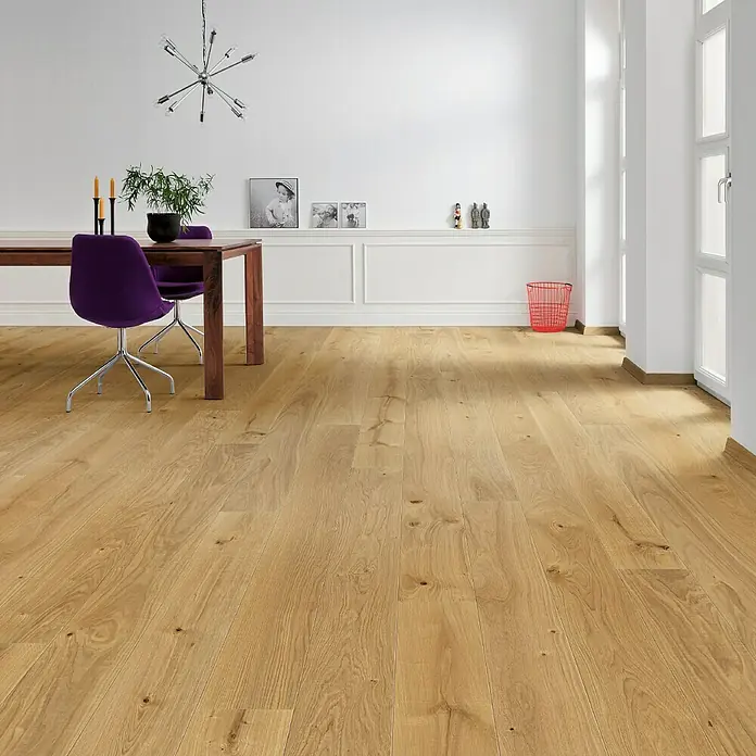 Living by Haro Parkettmuster Eiche strukturiert Naturöl290 x 180 x 12 mm, Landhausdiele - Ein stilvolles Esszimmer mit hellem Holzboden, einem Holztisch und lila Stühlen. Die Einrichtung ist modern und einladend.