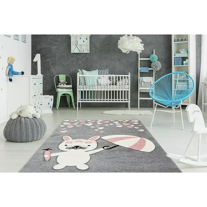 Kayoom Kinderteppich Hase mit Regenschirm - Rosa, 150 x 80 cm, 100 % Polypropylen - Das graue Kinderzimmer wird durch den Teppich mit Hasenmotiv und Regenschirm verziert, der eine verspielte und gemütliche Atmosphäre schafft.