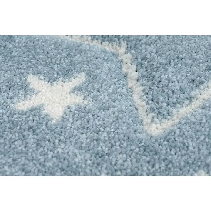 Kayoom Kinderteppich Sterne - Blau, 150 x 80 cm, 100 % Polypropylen - Nahaufnahme eines hellblauen Teppichs mit weißen Sternen, der sich ideal für Kinderzimmer eignet und eine weiche, gemütliche Oberfläche bietet.
