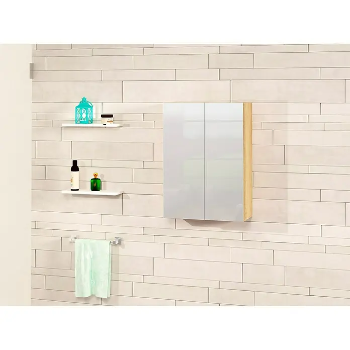 Artysan Armario con espejo Leo 2P - An x Al: 54 x 74 cm, Plástico, Nature - Escena de baño con un armario de espejo blanco con marco de madera, estantes con objetos decorativos y un toallero con una toalla.
