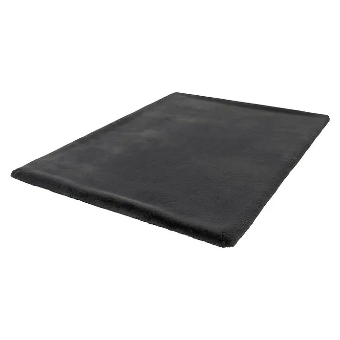 Fellteppich Happy - Graphit, 330 x 240 cm, 100 % Polyester (Flor) - Eine Nahaufnahme eines rechteckigen schwarzen Teppichs, der auf einer ebenen Fläche liegt und eine weiche Textur aufweist.
