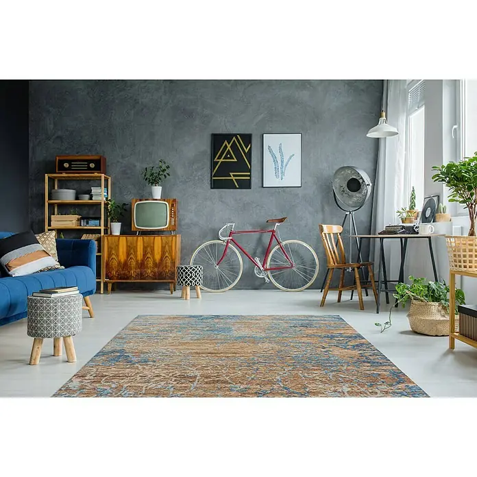 Kayoom Flachgewebeteppich Blaze - Multi/Blau, 170 x 115 cm, 74 % Polyester - Bild eines Wohnzimmers mit einem Teppich mit blau-braunen Mustern, das dem Raum einen Retro-Touch verleiht.