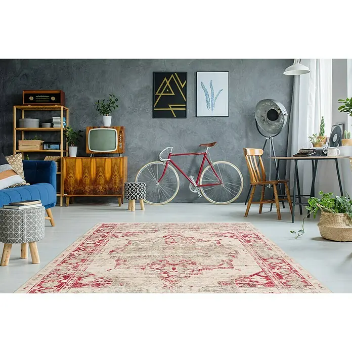 Kayoom Kurzflorteppich Baroque - Bunt, 290 x 200 cm, 100 % Polyester - Der auffällige Teppich mit seinem rot-beigen Muster ist ein echter Hingucker in diesem gemütlichen Wohnzimmer.
