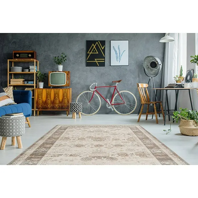 Kayoom Kurzflorteppich Baroque 1000Beige, 230 x 160 cm, 100 % Polyester - Ein beiger Teppich mit orientalischem Muster liegt in einem stilvollen Wohnzimmer und verleiht dem Raum Wärme.